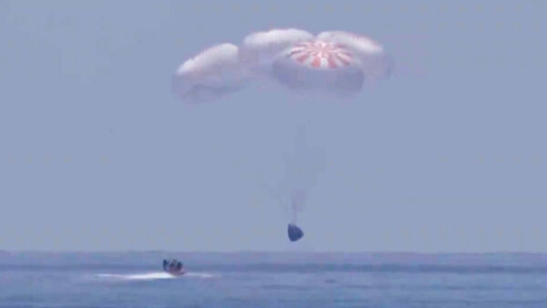 【重播】美宇航员乘“龙飞船”海上降落