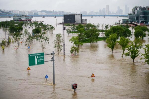韩国暴雨酿灾 13死13失踪 逾千人流离失所