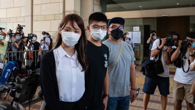 黃之鋒、周庭等3人出庭被囚 等候12月2日判刑