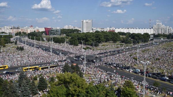 白俄罗斯20万人集会反极权 央视称民众撑政府