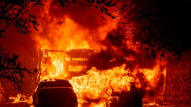 加州野火快速蔓延 数千居民仓促逃离家园