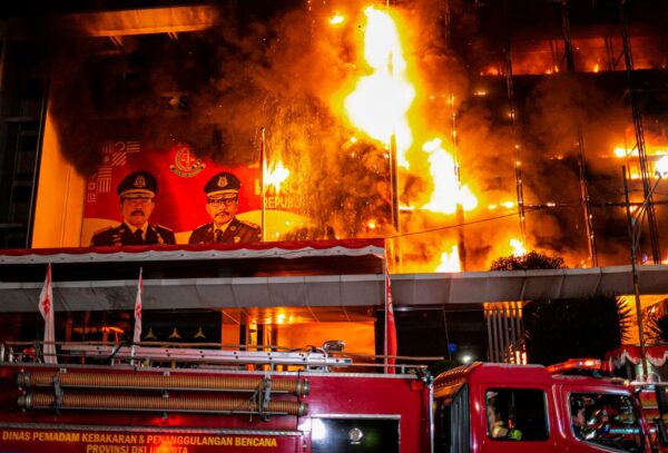 疑毁灭贪污证据 印尼最高检察署整栋大楼陷火海