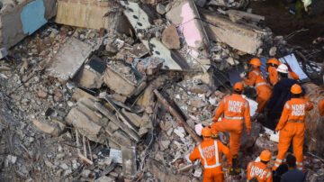 豪雨冲刷 印度公寓如纸牌屋般坍塌至少70人受困