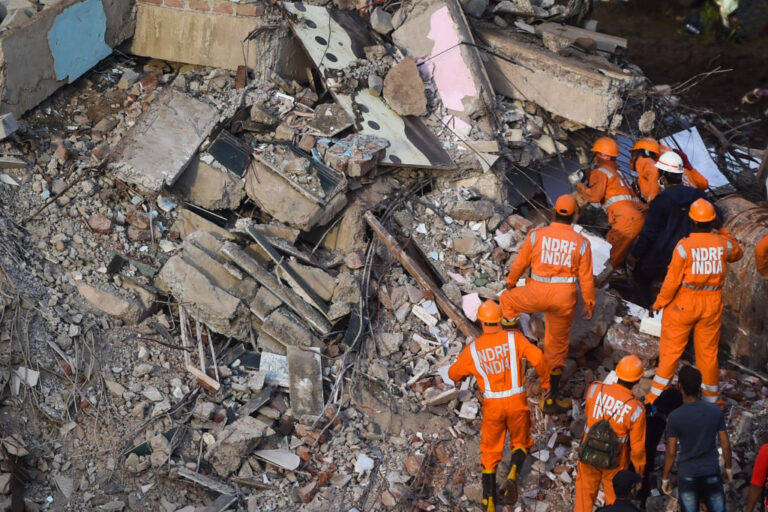 豪雨沖刷 印度公寓如紙牌屋般坍塌至少70人受困