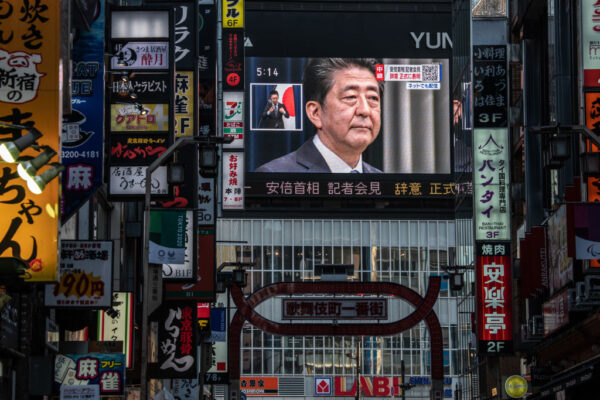 安倍請辭 日經一度重挫2.7% 接班人選受關注