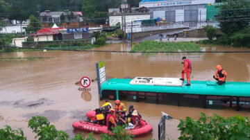 韩国暴雨成灾至少21死11失踪 土石流警报升至最高等级