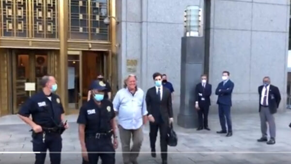 班农拒认罪获保释 步出法庭称指控是闹剧(视频)