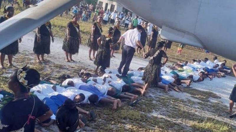 中共大使赴基里巴斯 30孩童當「人肉地毯」被踩