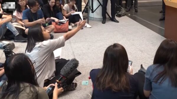 要林郑月娥“讲人话” 香港记者遭打压(视频)