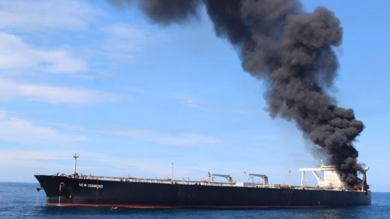 疑鍋爐爆炸 載約200萬桶石油油輪斯里蘭卡外海火災