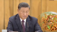 習近平突然「為熱乾麵加油」 官員懵了不敢鼓掌