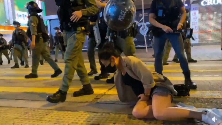 太子站831警暴再現 港警勒孕婦頸摔在地(視頻)