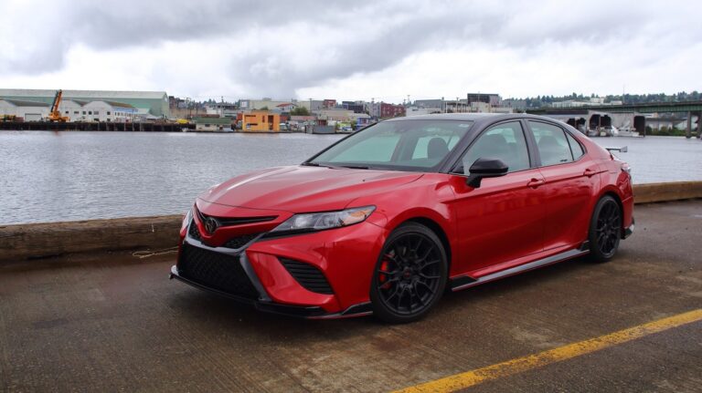 車評：視覺與聽覺衝擊 2020 Toyota Camry TRD