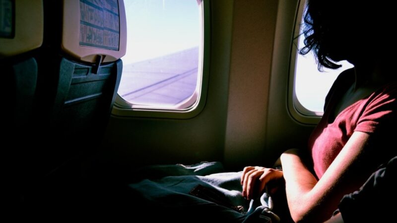 为何在飞机起飞和降落时 乘客不应该睡觉？