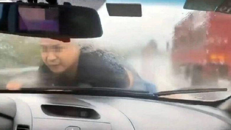 驚！轎車引擎蓋「頂人」狂飆 男子冒雨強撐30公里