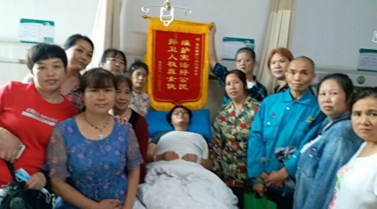 重慶女商販揮刀自衛砍傷城管 民眾送錦旗表彰