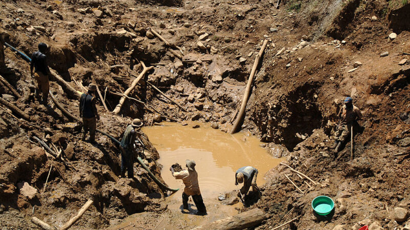 刚果矿坑崩塌 至少50人遭活埋