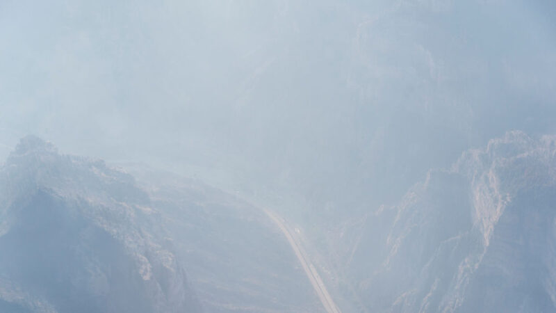北加州爆发“小溪大火” 直升机救出200多人
