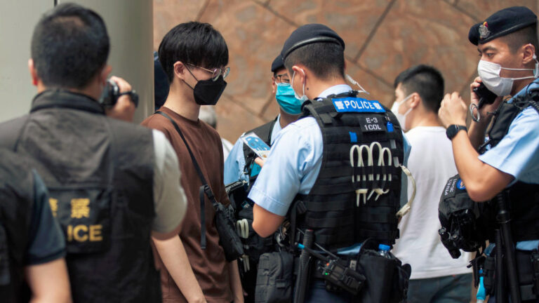 港警拘捕泛民七議員 民主派表示極權面前不退縮