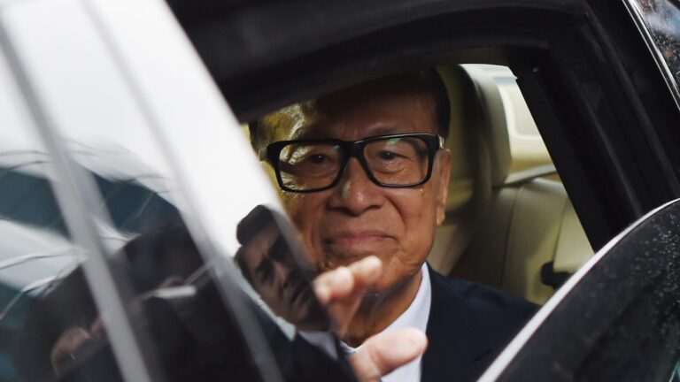 晚間新聞財經簡報：李嘉誠日損14億美元 貸款利率升至6.7%