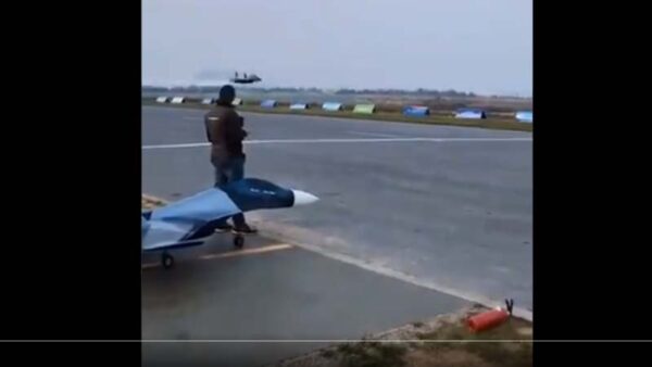 党媒秀军机90度爬升 被揭是遥控飞机模型（视频）
