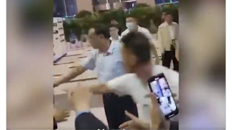 李克強視察上海民眾想握手 保鏢突然撲上去(視頻)