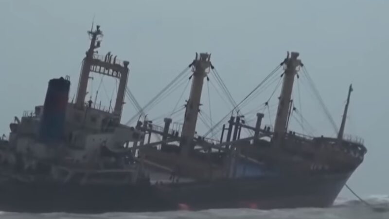 越南豪雨不断 挂台湾旗帜油船搁浅断两截