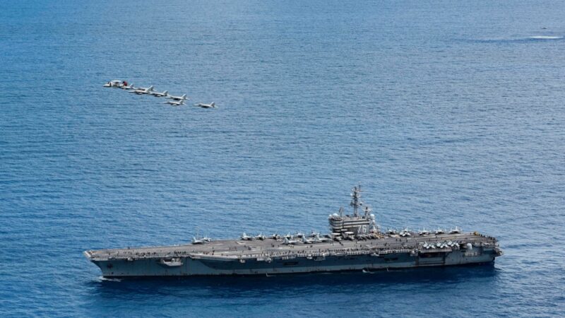 里根航舰巡弋菲律宾海 飞弹巡洋舰、战机火力展演