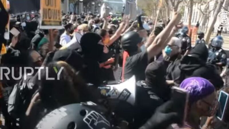 舊金山民眾抗議推特審查 遭Antifa當眾暴打（視頻）