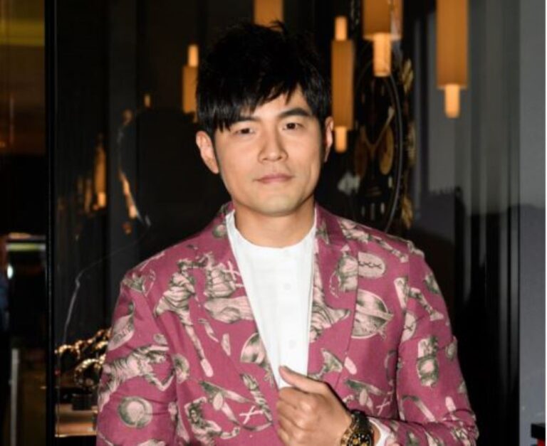 教女兒彈琴上演四手聯彈 周杰倫打趣稱學費貴