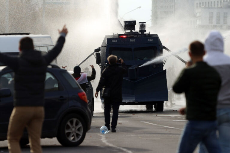 白俄數萬人上街遭警水砲驅散 墨克爾接見反對派候選人
