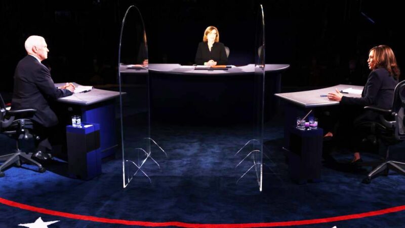 美副总统辩论两候选人上台不握手 坐着辩论