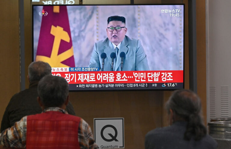 詭異！朝鮮深夜0點閱兵 金正恩罕見落淚