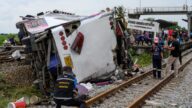 與火車相撞 泰國巴士遭削頂側翻釀17死29傷
