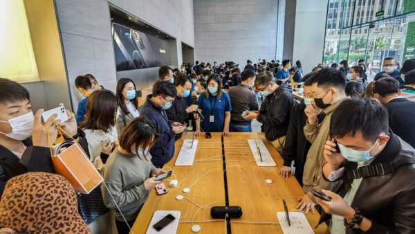 Hình ảnh người dân Trung Quốc trải nghiệm iPhone 12 trong cửa hàng chính hãng của Apple tại Thượng Hải, Trung Quốc hôm 23/10. (STR/AFP via Getty Images)