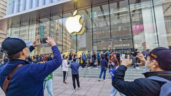 Hình ảnh người dân Trung Quốc xếp hàng mua iPhone 12 ở Thượng Hải, Trung Quốc hôm 23/10. (STR/AFP via Getty Images)