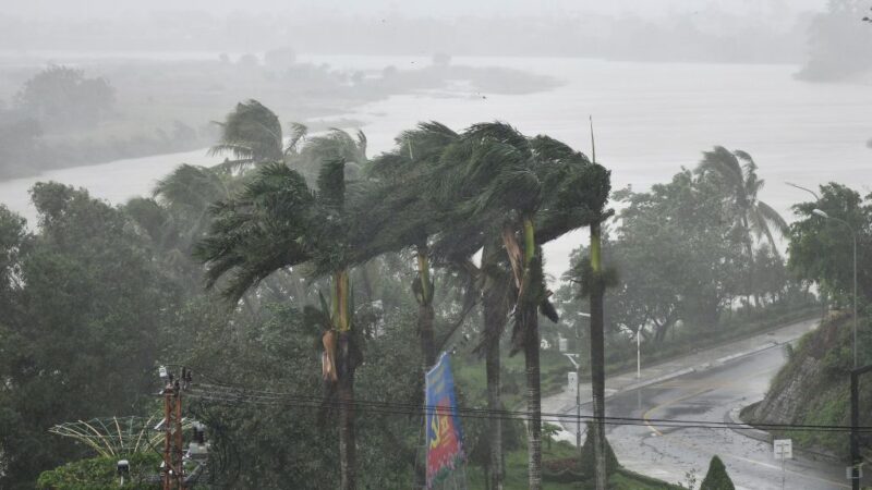 台风莫拉菲袭越南中部 酿7死45失踪逾50万人撤离(视频)
