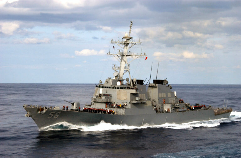 美驅逐艦麥凱恩號駛入西沙海域 進行防衛演習
