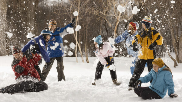 16年趣味画面 众人打雪仗单车骑士遭殃 卢米埃兄弟 自行车 雪球 新唐人中文电视台在线