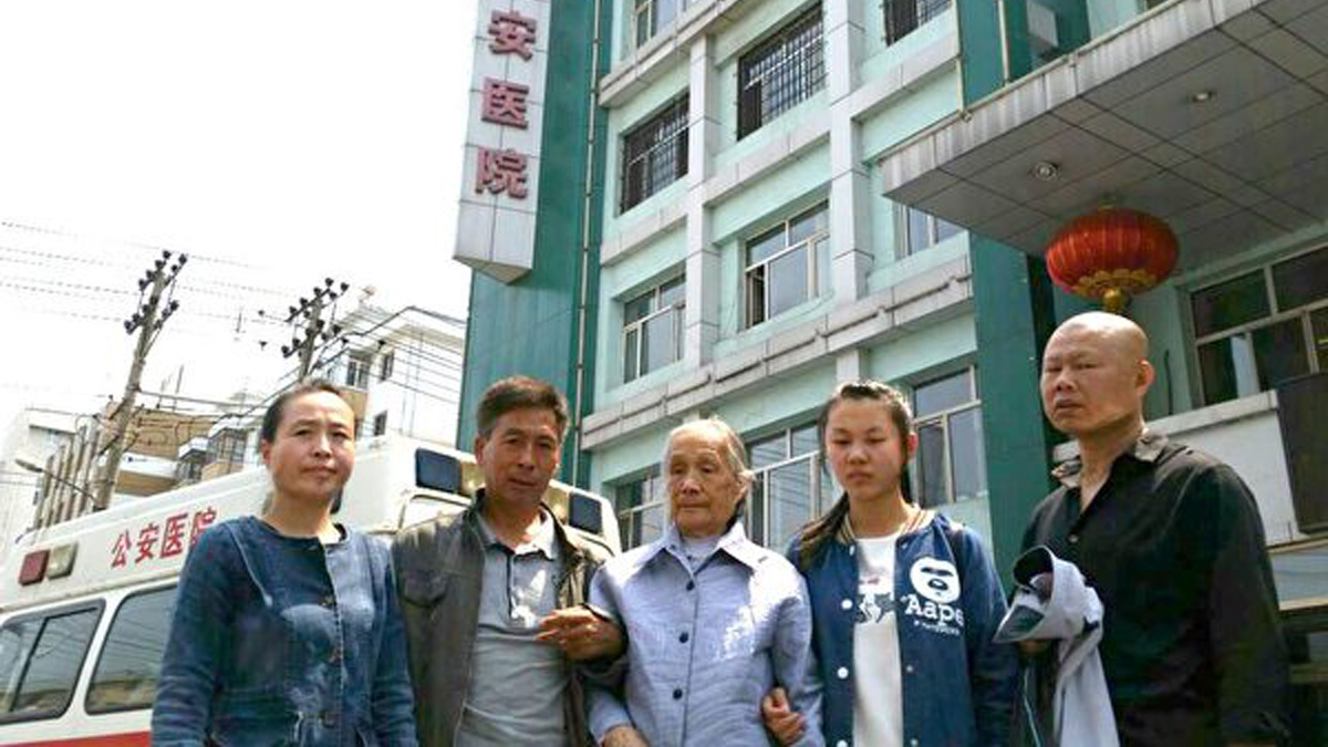 高秀榮的母親姜自香(中),二女儿高秀清(左一)、二儿子,右边为小孙女、二女婿。(明慧网)