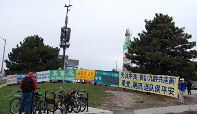 法輪功學員街頭徵簽 加留學生：中共是恐怖分子