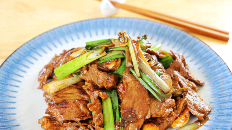 【美食天堂】铁锅炒葱爆牛肉的做法～决不沾锅的秘诀！