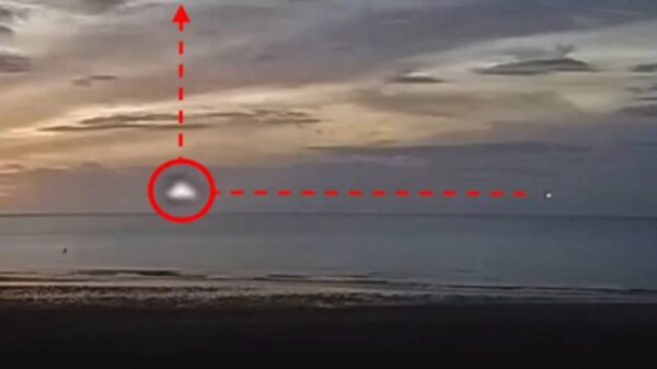 英國人拍攝到了白色UFO？以驚人的速度直升雲層！(視頻)