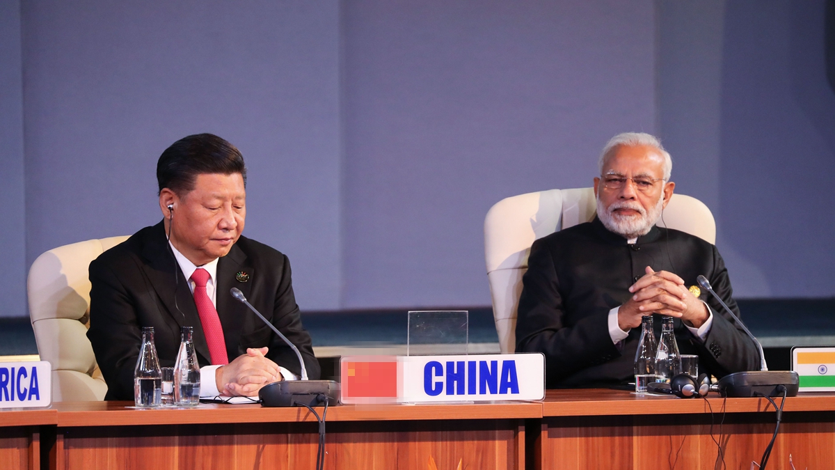 印度總理莫迪(右)與習近平。(左)(MIKE HUTCHINGS/AFP via Getty Images)