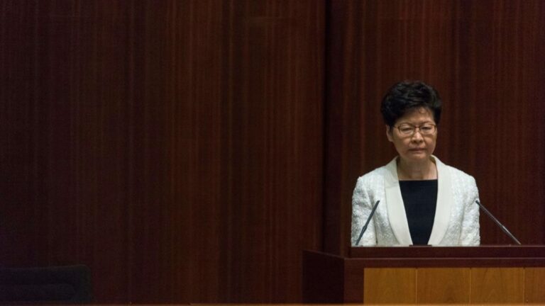 林鄭噩運降臨 銀行拒開帳戶 中共不敢幫忙