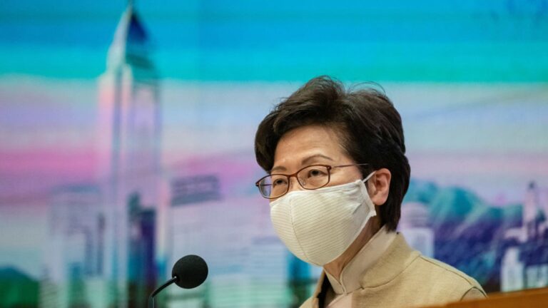 林鄭嘗制裁苦頭 無銀行戶口 家中現金成堆