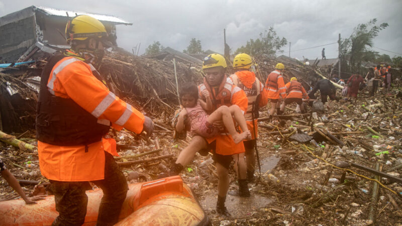 梵高颱風橫掃呂宋島 民眾受困屋頂求救