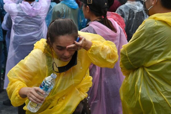 泰警水柱催淚彈驅離示威者 有人開槍釀至少55人傷