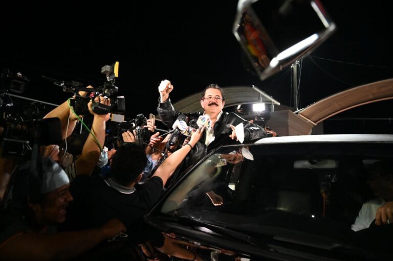 疑攜1.8萬美元闖關 洪國前總統遭攔喊「錢不是我的」