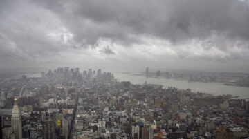 紐約市週日晚遭遇短暫暴風雨 萬餘戶斷電